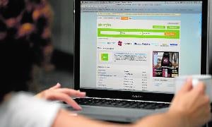 Una mujer busca trabajo en un portal de empleo de Internet. :: Ñito Salas