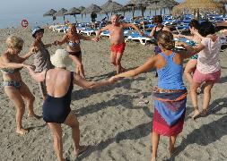 Ocho desconocidos se encuentran en la Playa de la Bajadilla para danzar al libre albedrío. :: Josele-Lanza