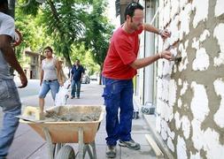 Los empleos relacionados con la construcción y que no requieren ninguna formación vuelven a ser los más ofertados por el Servicio Andaluz de Empleo (SAE) en Málaga. :: SUR