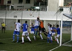 El portero del Xerez, Javi Muñoz, despeja ante la oposición de Montero. :: Kiko Álvarez de Toledo