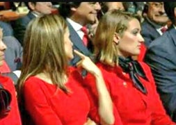 Momento en el que se Letizia pide silencio a los políticos.