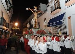 Uno de los tronos que procesionó anoche por las calles de Marbella. Josele-Lanza