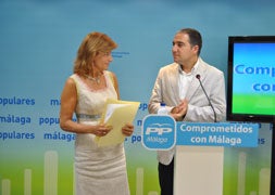 Elías Bendodo y Esperanza Oña, esta mañana. / L. Pavón