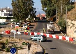 Operarios cortan el acceso a Cerrado de Calderón.:: Pedro J. Quero.