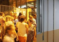 Padres y alumnos acudieron ayer noche al colegio. A la derecha una de las grietas aparecidas. :: Fotos: Fernando González  / Vídeo: Carlos Bueno