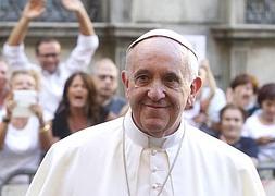 El Papa Francisco sonríes a medios de comunicación y fieles. :: Claudio Peri / EFE