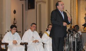 El alcalde, Francisco Delgado, en el momento de anunciar el reconocimiento al párroco veleño. / E. CABEZAS