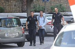El exconcejal, ayer, esposado y escoltado por dos policías.:: Josele-Lanza