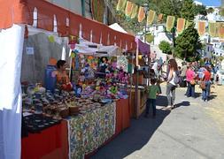 El mercadillo era uno de los alicientes de la fiesta en Cútar. :: E. C.