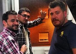 Los tres amigos de Iker Casillas fuman pegados a una ventana. / Instagram