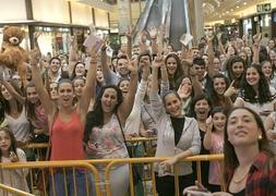 Malú se da un baño de fans el Centro Comercial Rosaleda