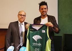 El presidente del Unicaja, Eduardo García, entregó a López una camiseta del equipo con su nombre.:: UNICAJAB FOTOPRESS