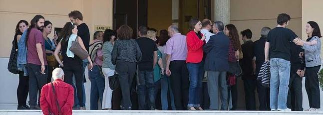 La consejera, ayer en Parcemasa durante el entierro de la militante de IU asesinada. :: Ñito Salas