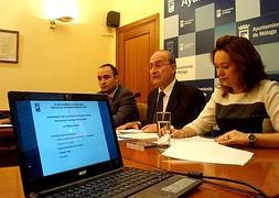 De la Torre, ayer, junto a Martín Rojo y Cortés en la sala de prensa del Ayuntamiento. :: Pedro J. Quero