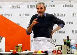 Mikel López Iturriaga cocinó y charló en La Térmica. :: Álvaro Cabrera