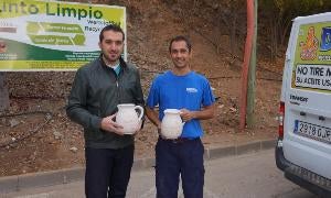 El edil de Medio Ambiente, Lauren Salvatierra, y el empresario local David Tomé. / E. CABEZAS