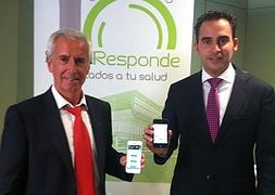 José María González y Daniel Pérez, muestran la aplicación del móvil. / A. Escalera