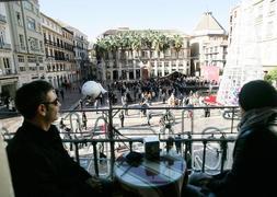 Turistas toman un café y disfrutan del ambiente navideño de la plaza de la Constitución. :: Yhasmina García