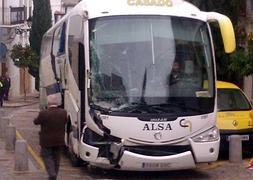 El autobus presenta daños.:: A. J. Guerrero