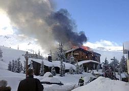 Incendio en el hotel Lodge en la urbanización de Pradollano. ::EFE / Youtube
