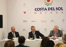 El director del área de salud de Deloitte, José Luis Martínez; el gerente del clúster, José Navas, y el director provincial de la agencia IDEA, José Luis Marcos. :: A. D. P.