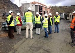Un momento de la visita realizada a las obras.::SUR