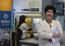 Maribel Lucena, en un laboratorio en el hospital Clínico. :: ÑITO SALAS