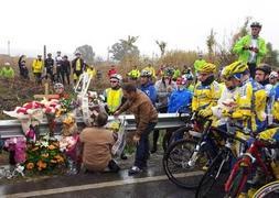 Los ciclistas efectuaron una parada en el lugar en el que se produjo el accidente.:: SUR