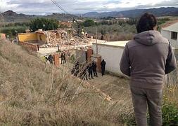 La demolición comenzó pasadas las ocho de la mañana.:: Foto: Salvador Salas / Vídeo: A. F. / R.A. y S. Salas