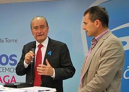De la Torre y el concejal de Seguridad, Julio Andrade, en una imagen de archivo. :: SUR