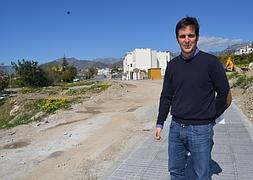El concejal de Infraestructura, Antonio García, junto al vial de acceso. :: E. Cabezas