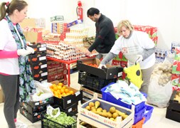 El Banco de Alimentos de Antequera repartió el pasado año 340.000 kilos de comida. :: A. J. Guerrero