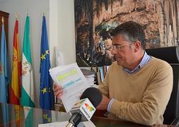 El alcalde de Nerja, José Alberto Armijo, hoy en rueda de prensa. :: E. CABEZAS