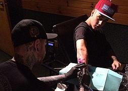 Justin Bieber luce nuevo tatuaje y ya van veinte