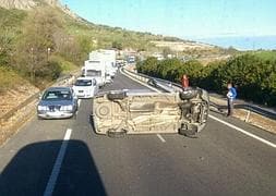 El vehículo volcado en Las Pedrizas ocupaba los dos carriles sentido Málaga.:: @Tudelish