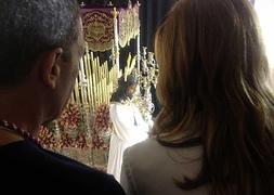 La presidenta Díaz y Banderas admiran al Cautivo en su trono.:: F. Lorenzo