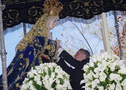 Momento de la imposición de la medalla, esta mañana. :: Eduardo Nieto