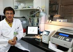 El hematólogo y autor del proyecto, Antonio Jiménez Velasco, con el equipo de PCR digital.:: SUR