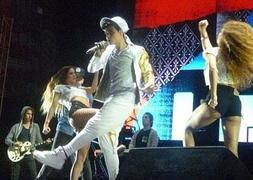 Abraham Mateo en pleno concierto en Perú donde fue telonero de One Direction.:: Twitter