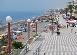 Torrox prohíbe reservar espacios en las playas con sillas o sombrillas