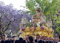 El trono, portado por cien jóvenes, fue el punto de atención, ya que era la primera vez que salía en procesión por Capuchinos.:: Eduardo Nieto