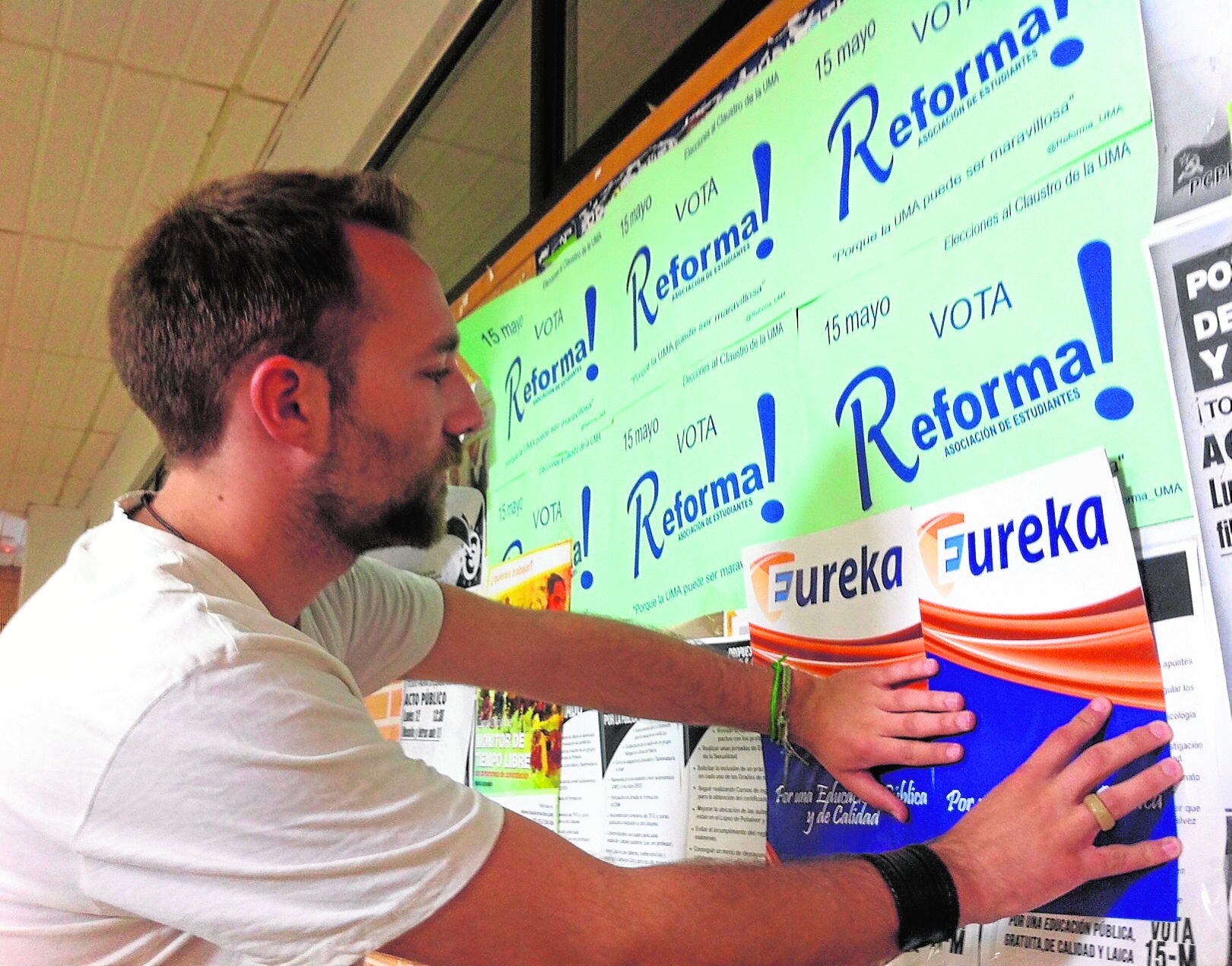 Carteles de las asociaciones en los tablones de anuncios. 