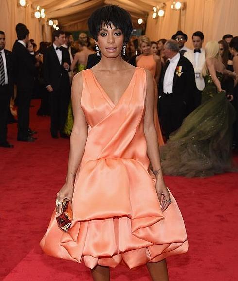 Solange Knowles posa antes las cámaras antes de la trifulca.