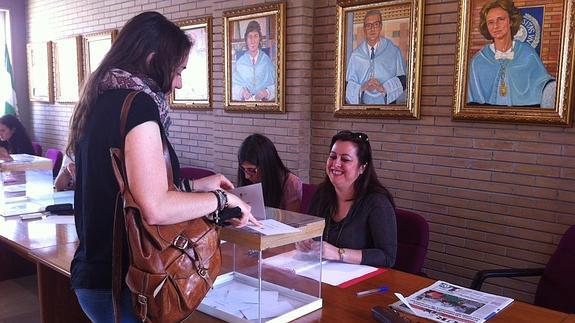 Una alumna se dispone a votar