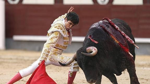 David Galán, durante la faena con la muleta a su primer toro, ayer en San Isidro. 