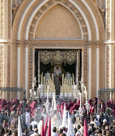 La Virgen de la Salud, en el dintel de su sede canónica.