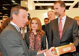 Los Príncipes de Asturias visitaron el expositor de la firma antequerana en la última edición de la feria agroalimentaria de Colonia, en Alemania. :: A. Peláez