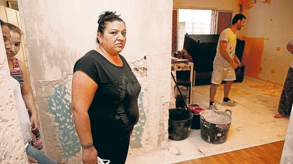 María de los Santos, en el salón de su nueva vivienda en La Trinidad.