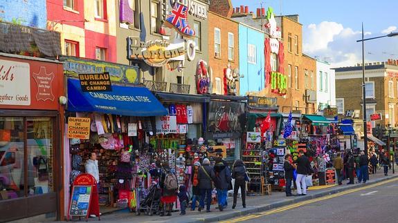 En Camden Town se pueden encontrar los trapitos más variopintos. 