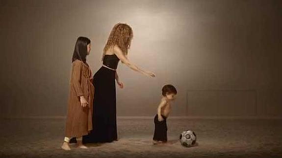 Shakira y su hijo Milan, en un fotograma del videoclip. 